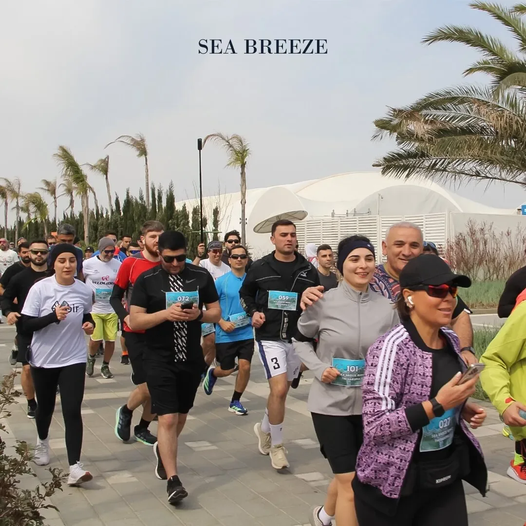 Sea Breeze Run #2, 12 апреля 2026 года: бегуны на дорожке курорта среди пальм