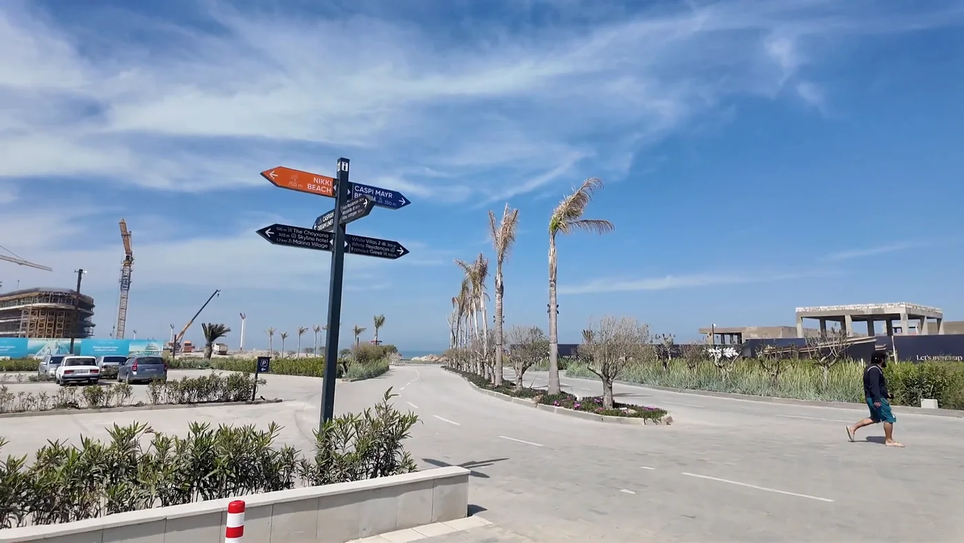 Указатели с расстояниями на развилке: Nikki Beach 750 м, Caspi Mayr Beach 350 м, Marina Village 1,7 км